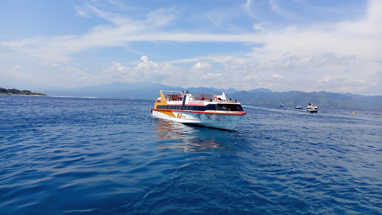 KJ-docked Karuniya Luxury prepare dock to Padang Bai Harbour